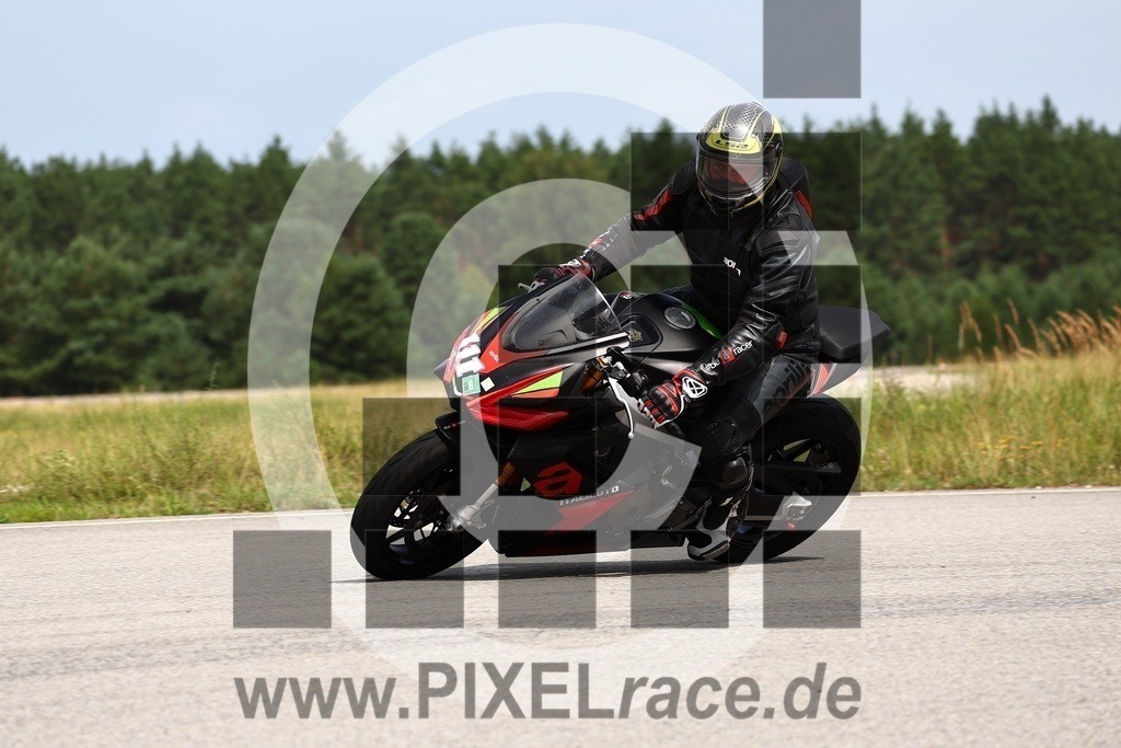 0111-PXR60994 | Schöne Erinnerungen an spannende Momente - das festzuhalten ist unser Job. PIXELrace.de ist seit 2003 auf den Rennstrecken Europas unterwegs um die Action draußen beim Fahren und die wunderbare Stimmung imm Fahrerlager für euch einzufangen.