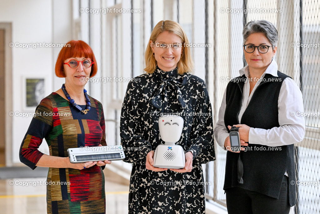 Pressekonferenz Land Ooe_ Bildung ohne Barrieren_ 19.02.2024-1 | 19.02.2024, Linz, AUT, Pressekonferenz Land Ooe, Bildung ohne Barrieren, im Bild Irene Muehlbach (Landesschulzentrum für Hoer- und Sehbildung), LH-StvIn Christine Haberlander (VP), Monika Kabelac (Ooe Hilfsmittelpool), 