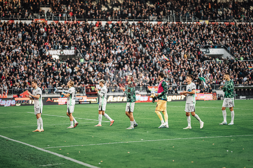 Fußball | Männer | Saison 2024/2025  | Fußball-Bundesliga | 8. Spieltag | FC St. Pauli vs. VfL Wolfsburg | 26.10.2024 | Das Team aus Wolfsburg stellt sich nach dem Spiel den Fans