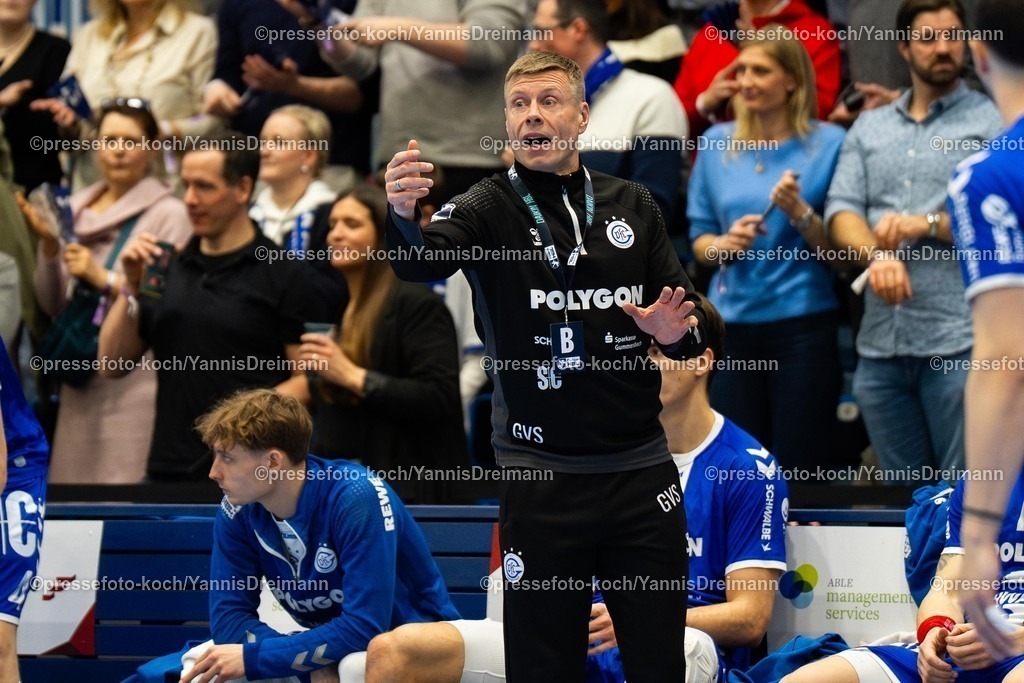 xYDR22022501079 | 22.02.2025, xydrx, Handball, 1.HBL, VFL Gummersbach - Rhein-Neckar-Löwen, Schwalbe-Arena: Gudjon Valur Sigurdsson (Cheftrainer VFL Gummersbach) ein Anweisungen