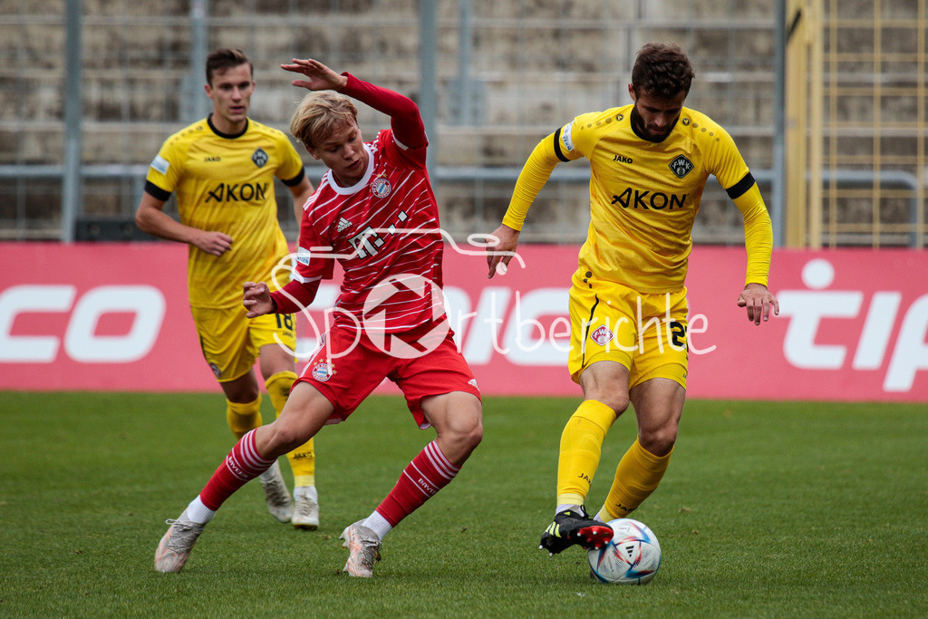 FC Bayern Amateure - FC Wuerzburger Kickers | Frans KRAETZIG (FCB #29) im Duell mit Daniel HAEGELE (FWK #22)