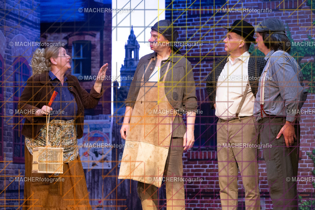 157_MFL-2025 | Portraitbilder von Regisseur; Darsteller; Techniker; Maske; Kostüme; Chor; Musiker; Bilderserie der Generalprobe und der Premierenvorstellung, Szenenbilder; Ausdrucksstudien; Bühnenüberblick; Bühnenkulissen; Pressefotos inkl. Redaktionsfoto Darstellergruppe.