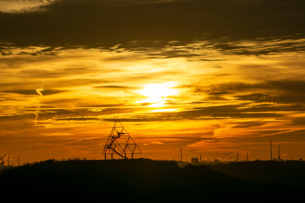 JT-220101 | Roter Abendhimmel, Sonnenuntergang, Blick von der Mottbruch Halde in Gladbeck, nach Westen, zur Halde an der Beckstrasse, in Bottrop mit dem Tetraeder,  NRW, Deutschland,  - Realisiert mit Pictrs.com