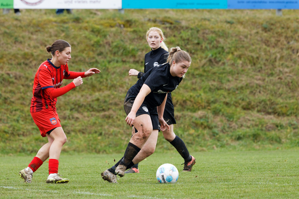 HOHFCH_251109_8234 | 1.FC Heidenheim 1846 II vs. GAST, Fußball, Frauen, Bezirksliga, 2025/2026, X. Spieltag, 03.10.2025 in Heidenheim, Kunstrasen b. Voith-Arena West(Foto: Michael Bulling) - Realisiert mit Pictrs.com