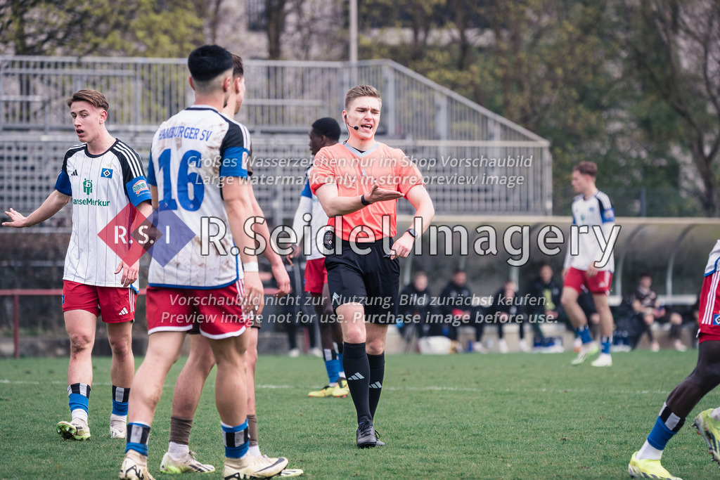 RS-1-035895 | Christoph Kluge (Schiedsrichter) geht ratlos auf einen Spieler zu, der erst den Gegner im Zweikampf foulte und nach dem Pfiff noch den Ball wegschoss.