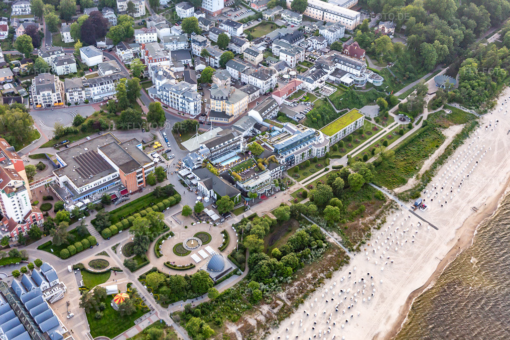 Luftbild: Rosengarten Strandpromenade Heringsdorf mit Hotel Kaiserhof Heringsdorf in Heringsdorf im Bundesland Mecklenburg-Vorpommern in Deutschland. – Foto: IMG_141555.jpg vom 06.06.2024 durch Werner Riehm/FLY-FOTO.de – Auflösung des Originals: 5472 x 3648 px – Urlaub auf UsedomHotel Kaiserhof Heringsdorf