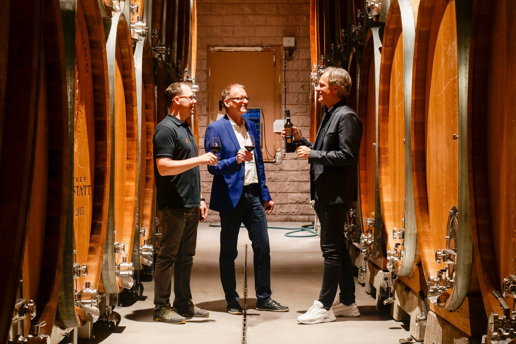 Felsengarten | Hessigeheim - Beste Weingärtnergenossenschaft und bester Sekterzeuger ist Felsengartenkellerei Besigheim Im Bild v l n r: Kellermeister Sebastian Häußer, Vorstand Joachim Kölz , und Geschäftsführer Hans-Geoerg Schiller - Realisiert mit Pictrs.com