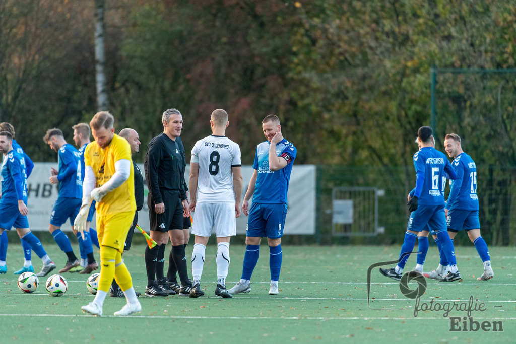 GVO Oldenburg-WSC Frisia | Herren Bezirksliga 2; GVO Oldenburg (weiß)-WSC Frisia Wilhelmshaven (blau) am 16.11.2025 in Oldenburg (Sportanlage GVO); Photo: Philip Eiben 2025 - Realisiert mit Pictrs.com