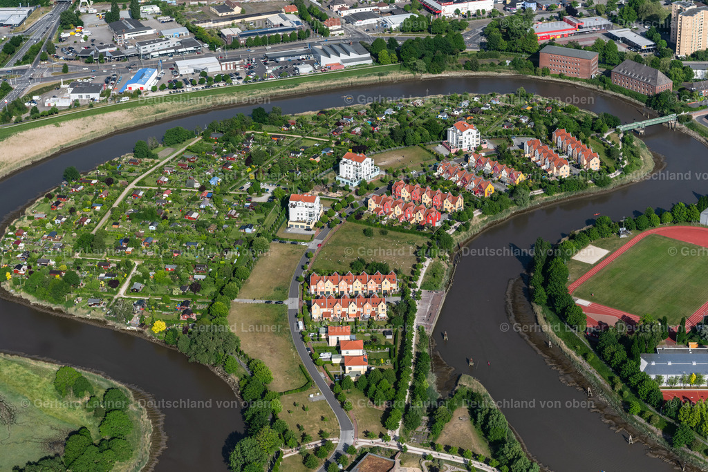 4030332 | BREMERHAVEN 01.06.2020 Wohngebiet einer Mehrfamilienhaussiedlung am Ufer- und Flussverlauf der Geeste am Geestebogen im Ortsteil Klushof in Bremerhaven im Bundesland Bremen, Deutschland. // Residential area of a multi-family house settlement on the bank and river of Geeste am Geestebogen in the district Klushof in Bremerhaven in the state Bremen, Germany. Foto: Gerhard Launer