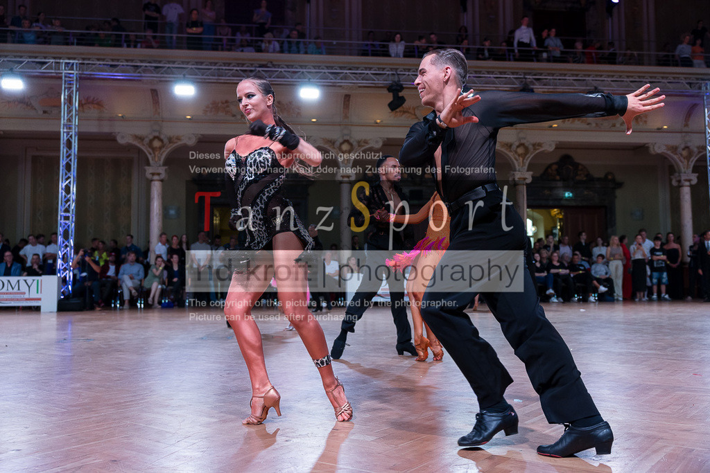 20240706_WDSF_WO_Latin_8757 | Tanzsportbilder, Standardtanz, Lateintanz, WDSF, DTV, LTVB, dancecomp, goc, hessen tanzt, blaues band der spree, walzer, tango, wiener walzer, slowfox, quickstepp, samba, rumba, cha-cha-cha, paso doble. jive, hd-kroft photography, turniertanzsport