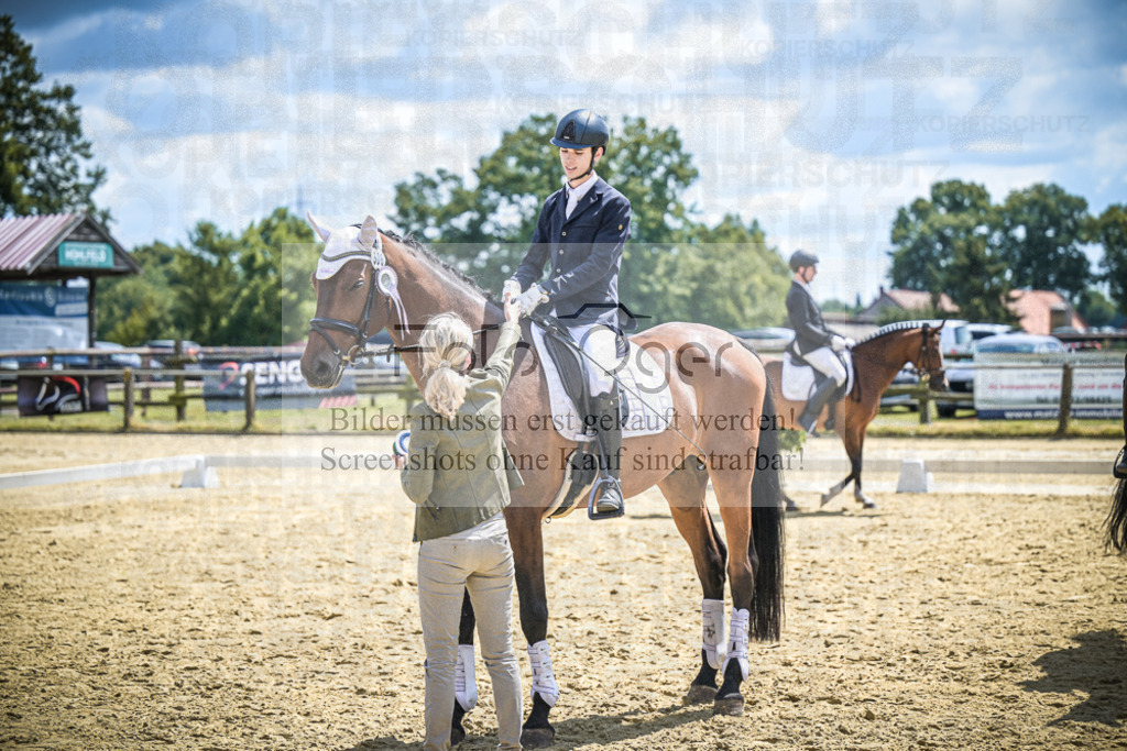 DOS_3550 | Entdecke hochwertige Reitturnierfotos von Foto Oger. Professionell, emotional und authentisch – jetzt Lieblingsmomente im Shop bestellen.Deutschlandweite Turnierfotografie. - Realisiert mit Pictrs.com