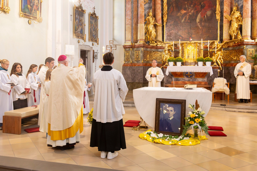 Festmesse-015 | Fotodoku der Festmesse anläßlich der Seligsprechung von Maria Theresia LEDOCHOWSKA 1975, zelebriert von Altbischof DDr. Klaus Küng und Pfarrer Mag. Zenon PAJAK in der Pfarrkirche Loosdorf. 