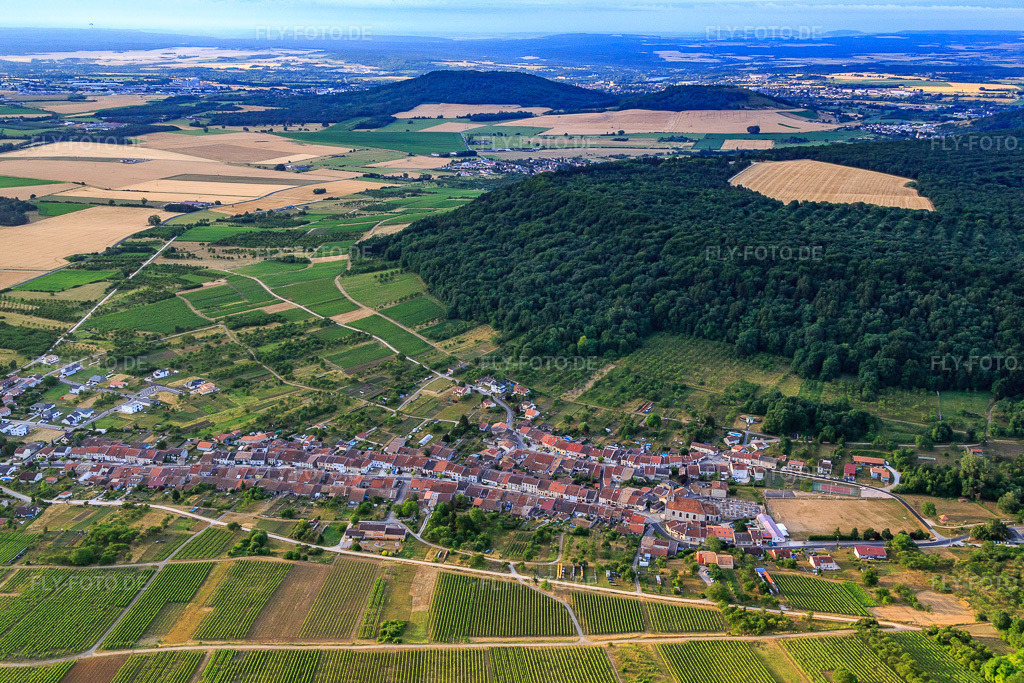 Luftbild: Ortsansicht von Nordwesten in Lucey im Bundesland Meurthe-et-Moselle in Frankreich. – Foto: IMG_083452.jpg vom 13.07.2015 durch Werner Riehm/FLY-FOTO.de – Auflösung des Originals: 5358 x 3572 px