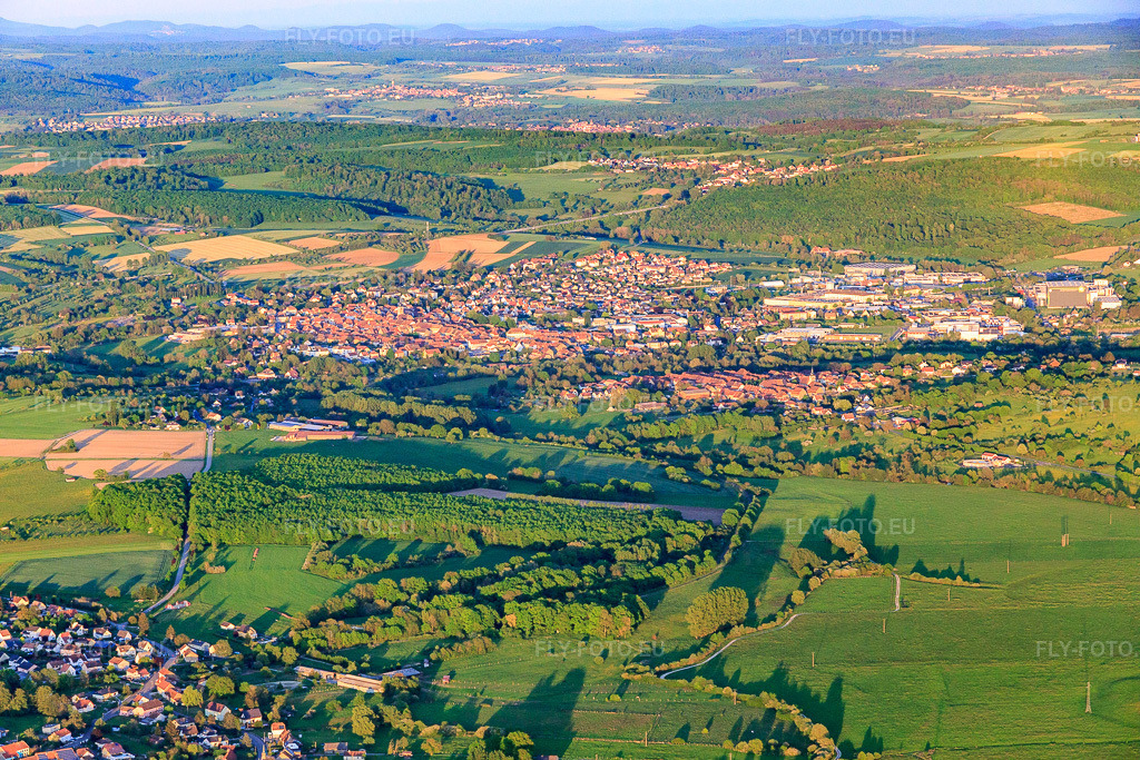 Vue aérienne: Vue de la ville depuis l'ouest à Sarre-Union dans le département Bas Rhin, France. Photo: IMG_146205.jpg prise le 01/05/2025 par Werner Riehm/FLY-FOTO.eu – Résolution de l'original: 5472 x 3648 px