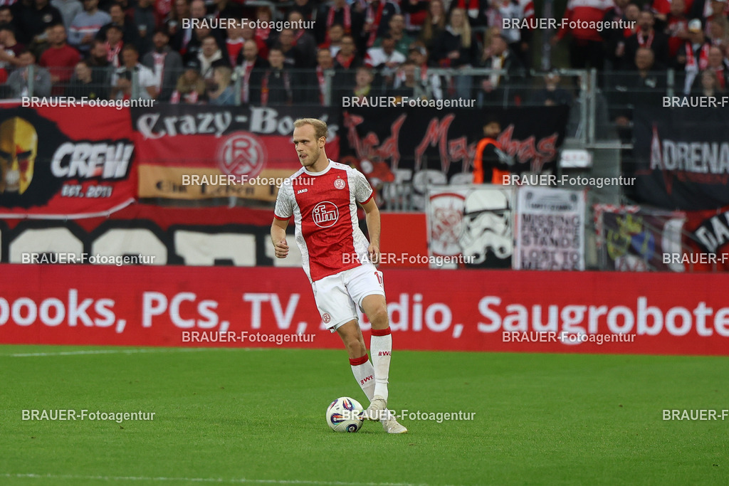 Rot-Weiss Essen - VFL Osnabrück | Essen, Deutschland, 17.09.2025 Lucas Brumme  (Rot-Weiss Essen) Einzelaktionwährend des 3.Liga Spiels zwischen  Rot-Weiss Essen und VFL Osnabrück am 17.09.2025 im Stadion an der Hafenstraße in Essen. (Foto von Timo Bluhmki-Schmidt/Brauer Fotoagentur