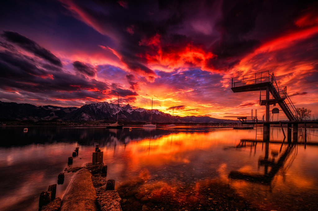 Hilterfingen am Thunersee | Ich war gerade mit fotografischen Experimenten am Ufer zu Gange, als plötzlich dieses Spektakel am Himmel los ging. So war ich bereit und konnte das Drama von Anfang bis  Ende beobachten und fotografieren. 
Neben dem Standbad Hünegg in Hilterfingen am Thunersee. 
-----------------------------------------------
I was just doing photographic experiments on the bank when suddenly this spectacle started in the sky. So I was ready and could watch and photograph the drama from start to finish.
Next to the Hünegg Strandbad in Hilterfingen on Lake Thun.
-----------------------------------------------
Dieser Druck ist in einer limitierten Auflage von 5 Exemplaren erhältlich. 
This print is available in a limited edition of 5 copies. 
http://art.hess.photography/52-hilterfingen.html - Realisiert mit Pictrs.com