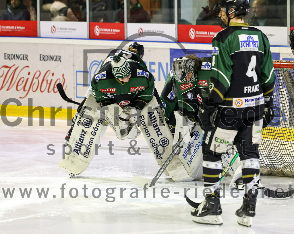 2023-01-06_003_TSV_Erding_gegen_ERV_Schweinfurt | Erding, Deutschland, 06.01.2023:
Eishockey, Bayernliga 2022 / 2023, 26. Spieltag, TSV Erding gegen ERV Schweinfurt, Endergebnis: 7:3

Torwart Patrick Mayer (Erding Gladiators, #30), Torwart Christoph Schedlbauer (Erding Gladiators, #31), Simon Franz (Erding Gladiators, #4)

Foto: Christian Riedel / fotografie-riedel.net