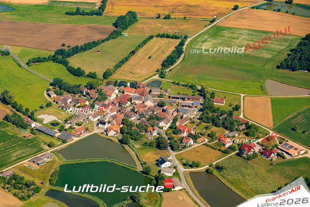 Das Luftbild zeigt : Traishöchstädt Dachsbach - Die Luftaufnahme wurde 2024 vom UL-Flugzeug aus erstellt ( keine Drohne ) - Hochauflösende Luftaufnahme - Für grossformatige Ausdrucke geeignet. Die Geschenkidee !Mit Lizenz und Bildrechte bestellbar