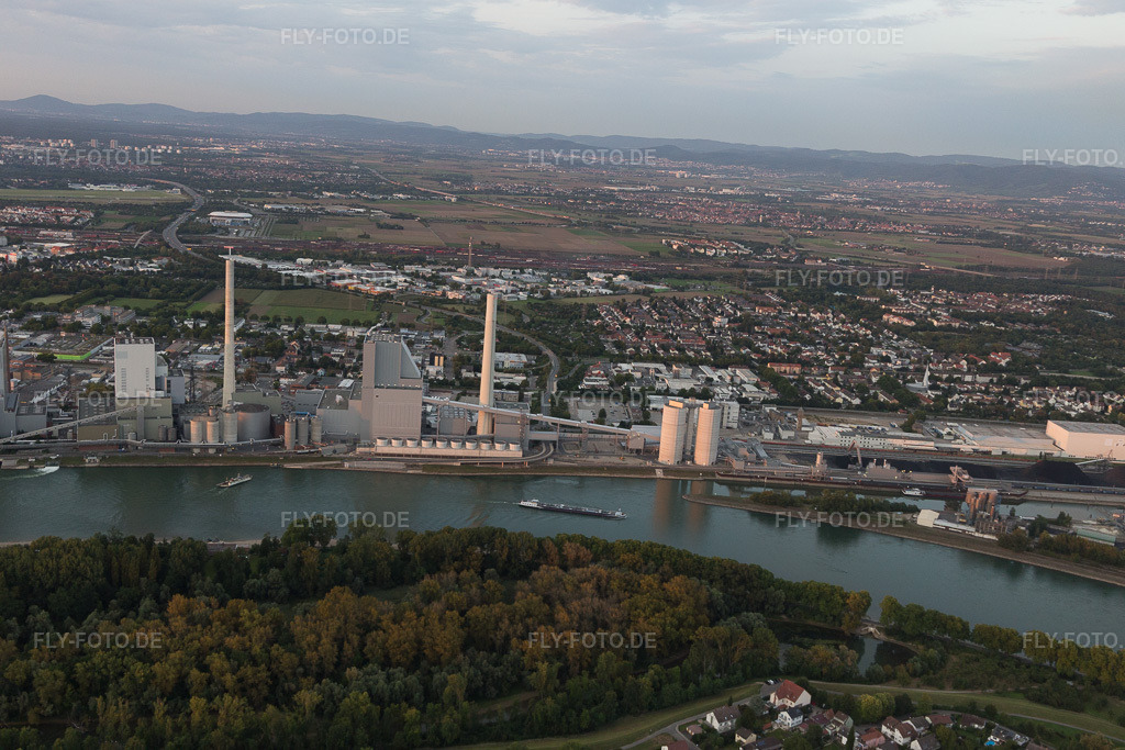Luftbild: Großkraftwerk Mannheim am Rhein bei Neckarau im Ortsteil Neckarau in Mannheim im Bundesland Baden-Württemberg in Deutschland. Foto: IMG_102659.jpg vom 24.08.2017 durch Werner Riehm/FLY-FOTO.de