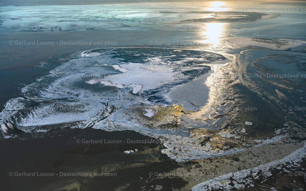 4044165 | NORDSEEINSEL MEMMERT 13.02.2021 Winterlich schneebedeckte Eisschollenstücke einer Treibeis- Schicht auf der Wasseroberfläche an der Nordseeinsel Memmert bei Sonnenuntergang im Bundesland Niedersachsen, Deutschland. // Wintry snowy ice floe pieces of a drift ice layer on the water surface on the Nordseeinsel Memmert at sunset in the state Lower Saxony, Germany. Foto: Gerhard Launer