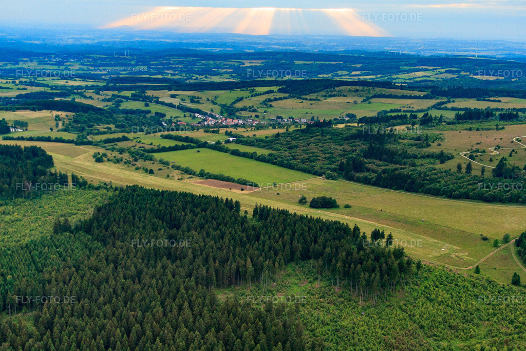 Luftbild: Landebahn des Segelfluggelände Hoherodskopf im Ortsteil Breungeshain in Schotten im Bundesland Hessen in Deutschland. – Foto: IMG_68319.jpg vom 20.06.2014 durch Werner Riehm/FLY-FOTO.de – Auflösung des Originals: 4752 x 3168 px – Segelfliegen Frankfurt | Günstig Segelflug erlernen bei Frankfurt