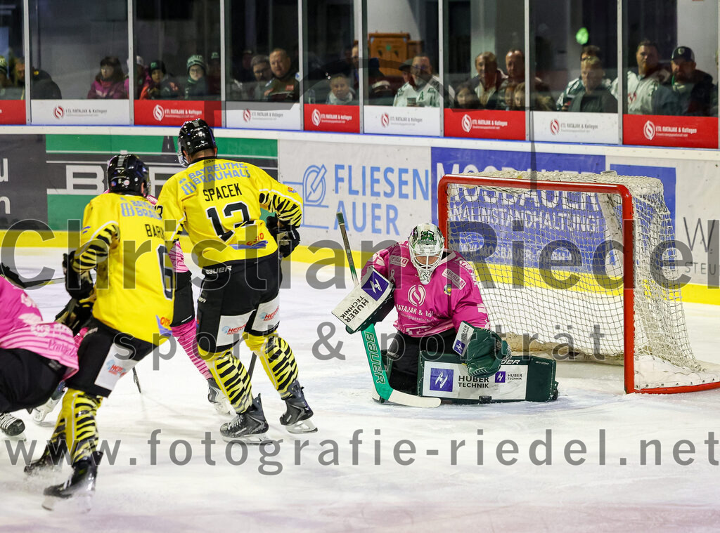 2025-10-10_056_TSV_Erding_gegen_onesto_Tigers_Bayreuth | Erding, Deutschland, 10.10.2025:Eishockey, Oberliga Süd 2025 / 2026, 7. Spieltag, TSV Erding gegen onesto Tigers Bayreuth, Endergebnis: 2:5Alexander Barber (onesto Tigers Bayreuth, #6), Michal Spacek (onesto Tigers Bayreuth, #13), Torwart Leon Meder (Erding Gladiators, #39)Foto: Christian Riedel / fotografie-riedel.net