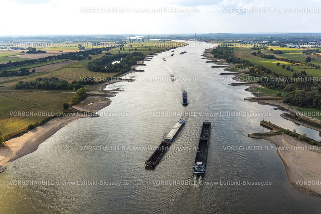 Xanten220805229Rheinniedrigwasser | Luftbild, Frachtschiffe mit eingeschränkter Fracht auf dem Rhein,  Grietherort, Rees, Niederrhein, Nordrhein-Westfalen, Deutschland