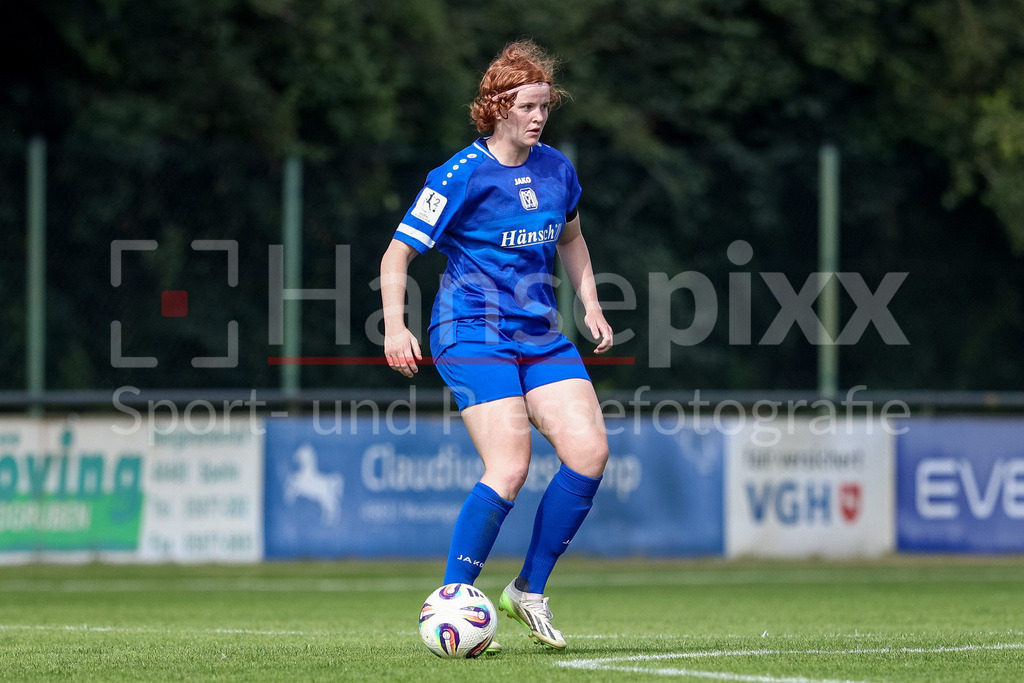 Fussball, Testspiel Frauen, SV Meppen - DSC Arminia Bielefeld | Lena Göppel (SV Meppen, 5) am Ball, Freisteller, Einzelbild, Ganzkörper, Aktion, Action, Spielszene