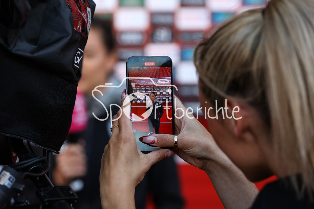 FC Ingolstadt - SV Waldhof Mannheim | gibt vor der Partie ein Interview bei MagentaSport FC Ingolstadt Trainerin Sabrina WITTMANN / Freisteller / Einzelfoto / Sozial Media / Filmen / Symbolbild