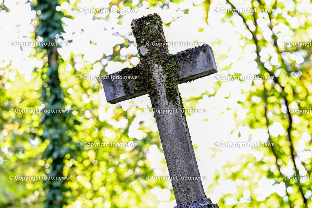 Friedhof_ Allerheiligen_ 16.10.2023-11 | 16.10.2023, Friedhof, AUT, Allerheiligen, Themenbilder im Bild Friedhof, Kreuz, Kruzifix, Jesu Christi, Allerheiligen, Engerl, Engel, Kerzen, Grab, Grablicht, Blumen, Symbolbild, Feature