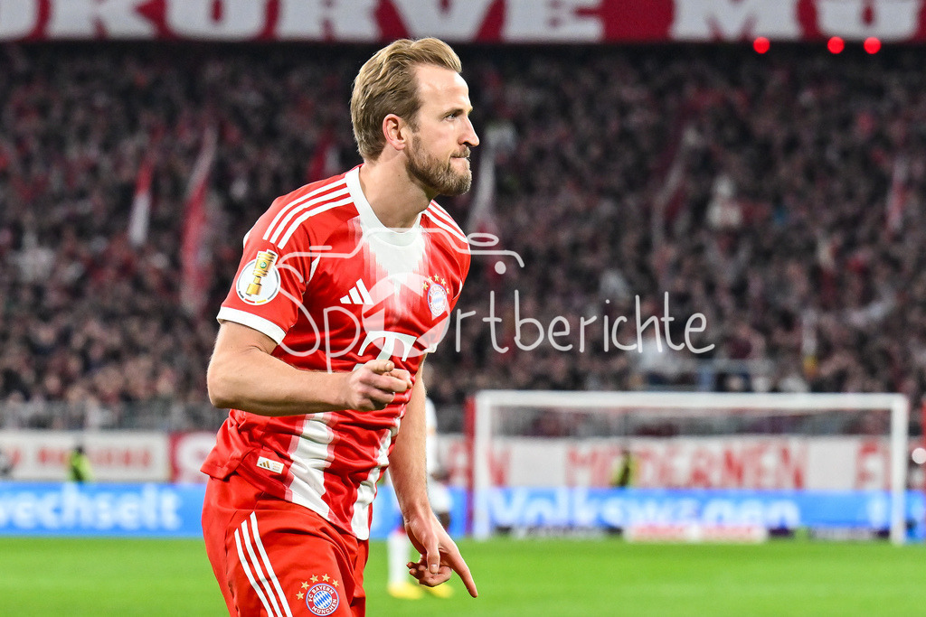 FC Bayern München - RB Leipzig | MUNICH, GERMANY - 11. FEBRUARY: Jubel der Bayern nach dem Treffer zum 1-0 durch Harry KANE (FC Bayern Munich 9) / Tor / Torschuetze / Freude / Happy während dem Spiel zwischen dem FC Bayern München und RB Leipzig beim Viertelfinale des DFB-Pokales in der Allianz Arena