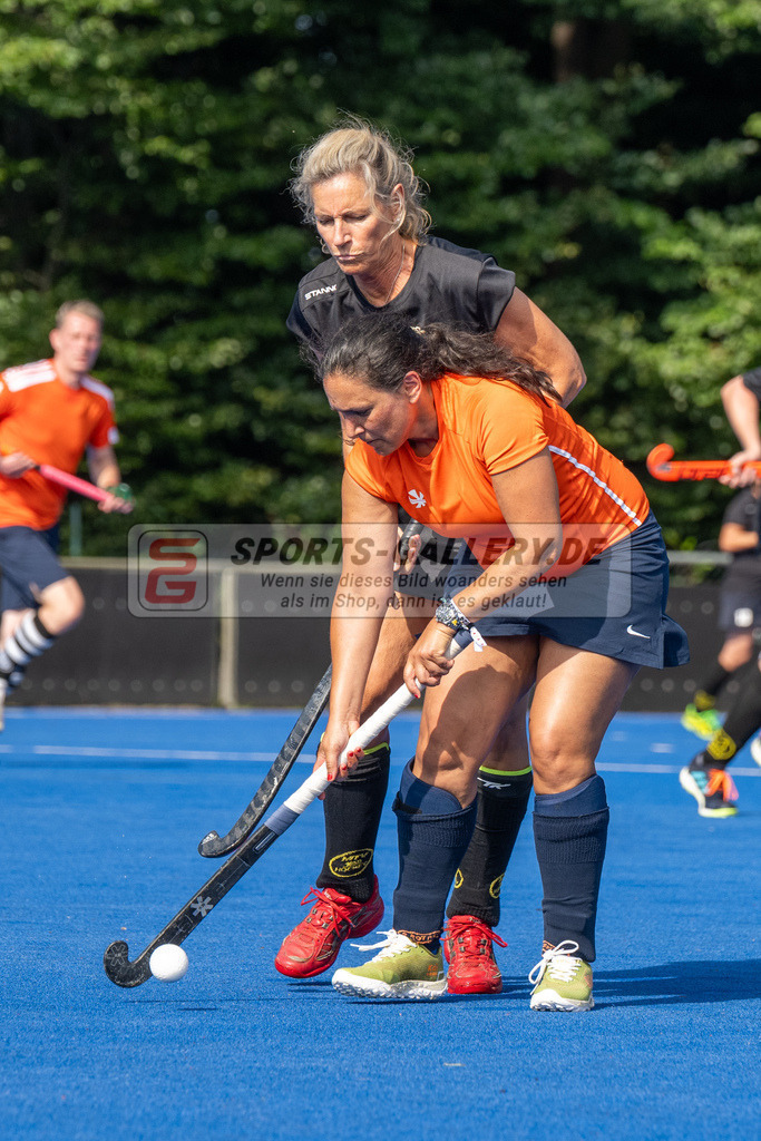 SFE_20240817_0036 | Krefeld, Deutschland, 17.08.2024:  European Cup for Recreational Hockey Players im KTHC Stadion Rot-Weiss Köln Tennis and Hockey Club am 17.08.2024 in Krefeld, Deutschland. (Foto von Stephan Fehrmann)Krefeld, Germany, 17.08.2024: European Cup for Recreational Hockey Players in KTHC Stadion Rot-Weiss Köln Tennis and Hockey Club at 17.08.2024 in Krefeld, Deutschland. (Foto from Stephan Fehrmann)