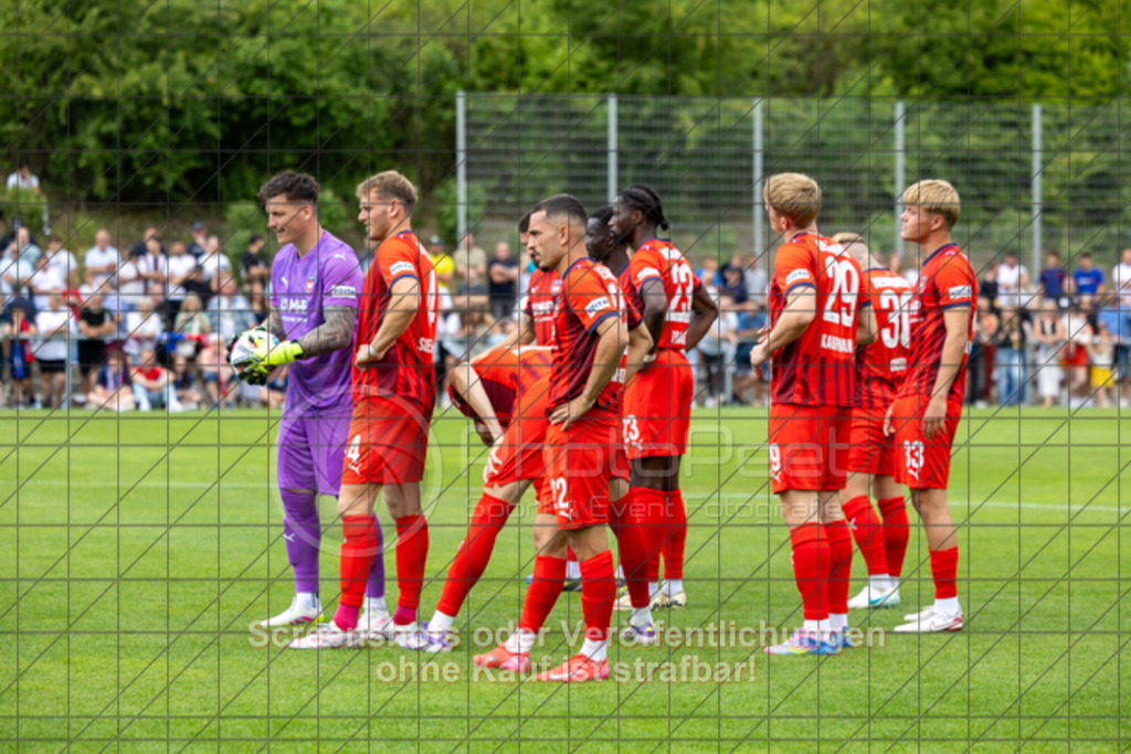 20250706_153323_0751 | #,TSG Salach (blau) vs. 1.FC Heidenheim (rot), Fußball, Freundschaftsspiel - WfV, Saison 2025/2026, Rasensportplatz, Staufenecker Str. 41, 73084 Salach, 06.07.2025 - 15:30 Uhr,Foto: PhotoPeet-Sportfotografie/Peter Harich