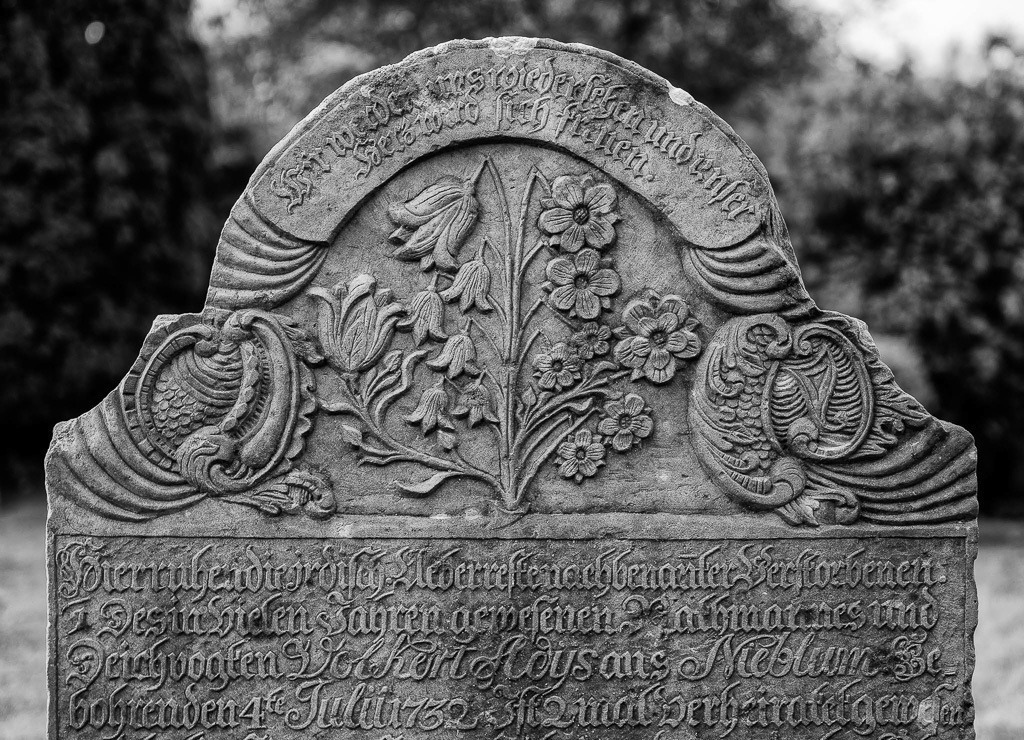 Historischer Grabstein auf Föhr © Holger Rüdel | Der Online-Shop von Holger Rüdel. Ausgewählte Fotografien als FineArt-Prints bestellen: Bildreportagen, Landschaften, Wildlife, History, Infrarot-Motive in Schwarzweiß und Verschiedenes.  - Realisiert mit Pictrs.com
