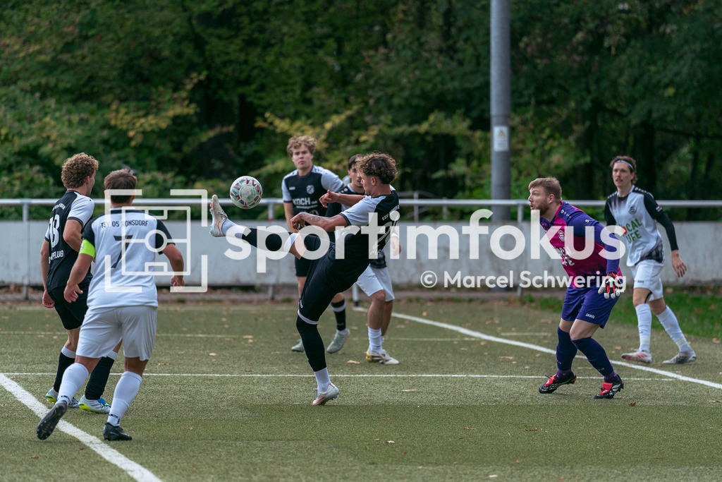 TSV 05 Ronsdorf – SSV Bergisch Born II | Antonio Plesa (20, SSV Bergisch Born II) beim Torschuss. Bezirksliga Niederrhein, Gruppe 2: TSV 05 Ronsdorf gegen SSV Bergisch Born II, Wuppertal, 11.10.2026. Endstand: 3:1. sportimfokus / Marcel Schwering - Realisiert mit Pictrs.com