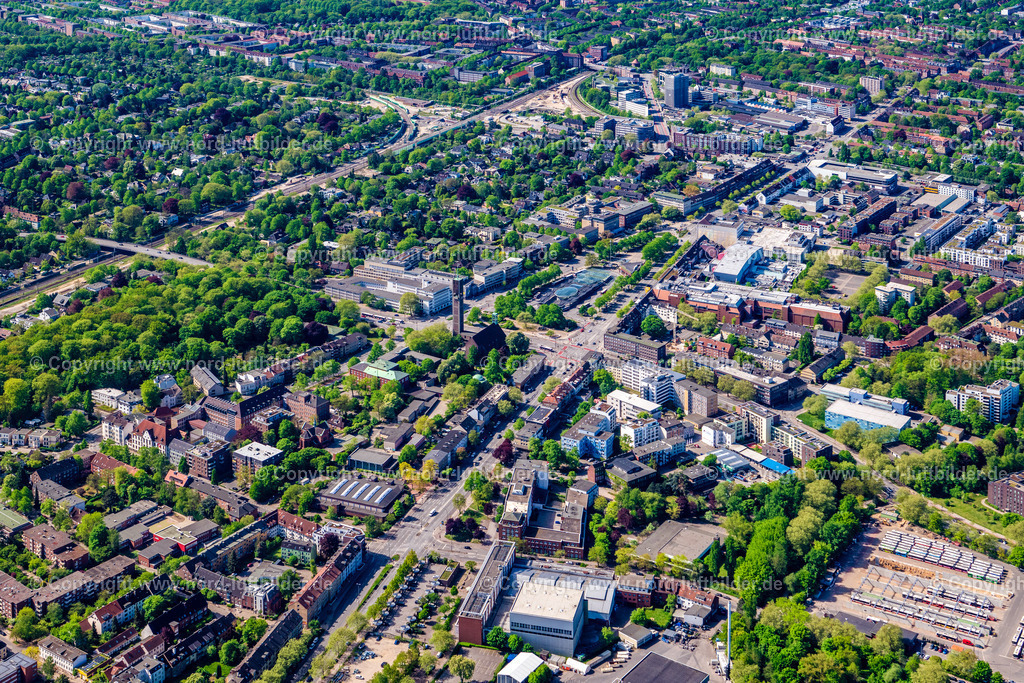 Hamburg_Wandsbek_Marktplatz_ELS_3335010525 | HAMBURG 01.05.2025 Stadtzentrum im Innenstadtbereich an der Wandsbeker Marktstraße - Schloßstraße im Ortsteil Wandsbek in Hamburg, Deutschland. // The city center in the downtown area on Wandsbeker Marktstrasse - Schlossstrasse in the district Wandsbek in Hamburg, Germany. Foto: Martin Elsen