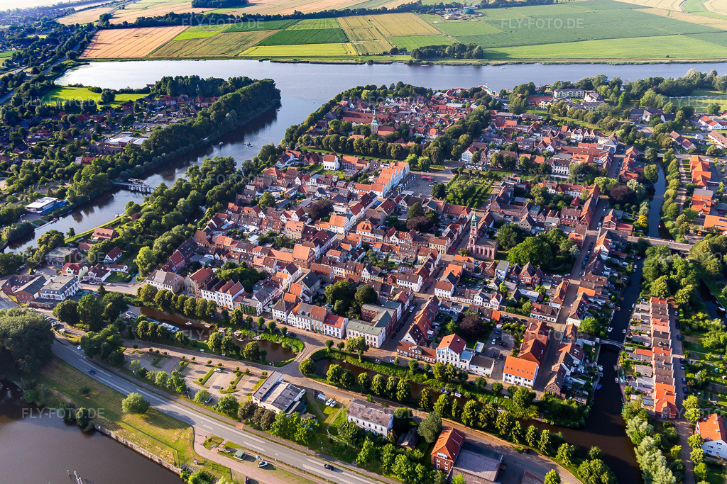 Luftbild: Grachtenstadt zwischen Treene, Westersielzug und Eideran den Fluss- Uferbereichen von Treene, Westersielzug und Eider in Friedrichstadt im Bundesland Schleswig-Holstein in Deutschland. Foto: IMG_0007298.jpg vom 16.07.2021 durch Werner Riehm/FLY-FOTO.de