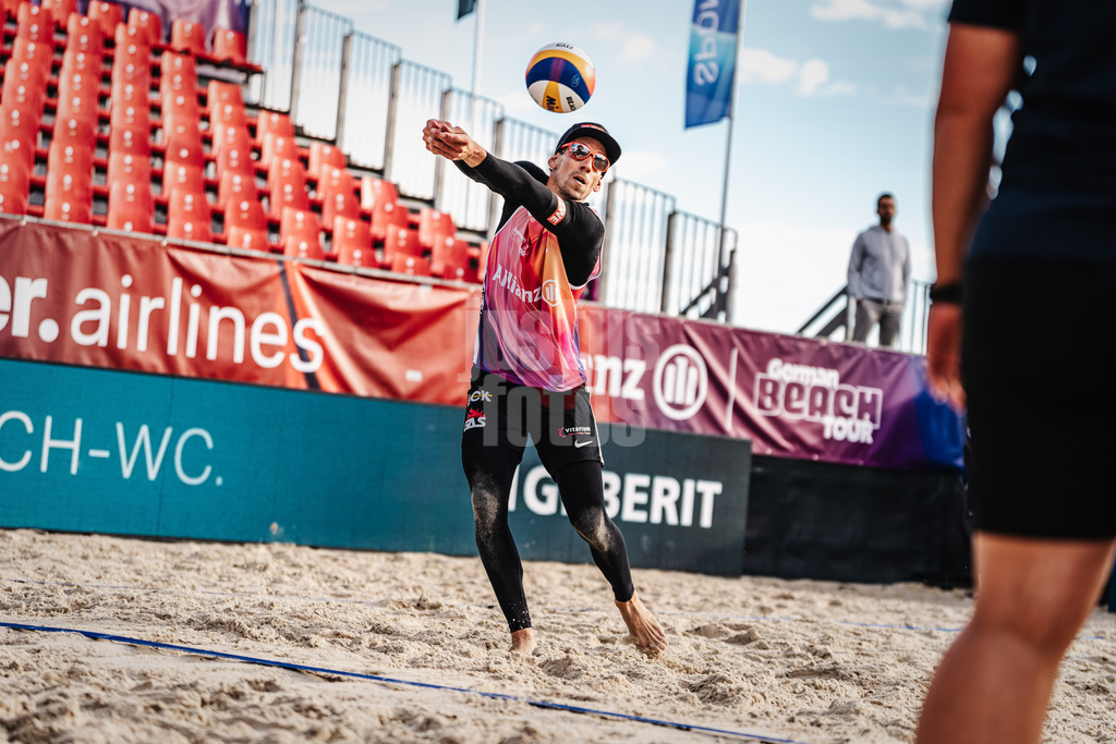 Sportart | Geschlecht | Saison 2022/2023 | Liga | Team1 vs. Team2 | TT.MM.JJJJ | Nejc Zemljak bei der Ballannahme