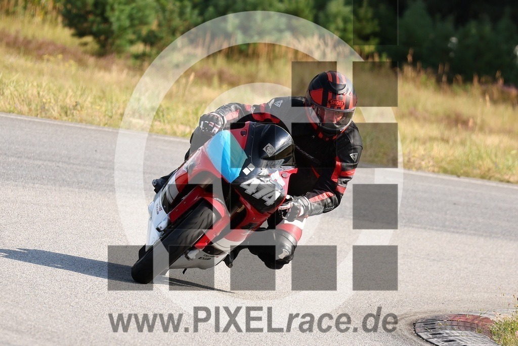 0474-20240803_04776 | Schöne Erinnerungen an spannende Momente - das festzuhalten ist unser Job. PIXELrace.de ist seit 2003 auf den Rennstrecken Europas unterwegs um die Action draußen beim Fahren und die wunderbare Stimmung imm Fahrerlager für euch einzufangen.