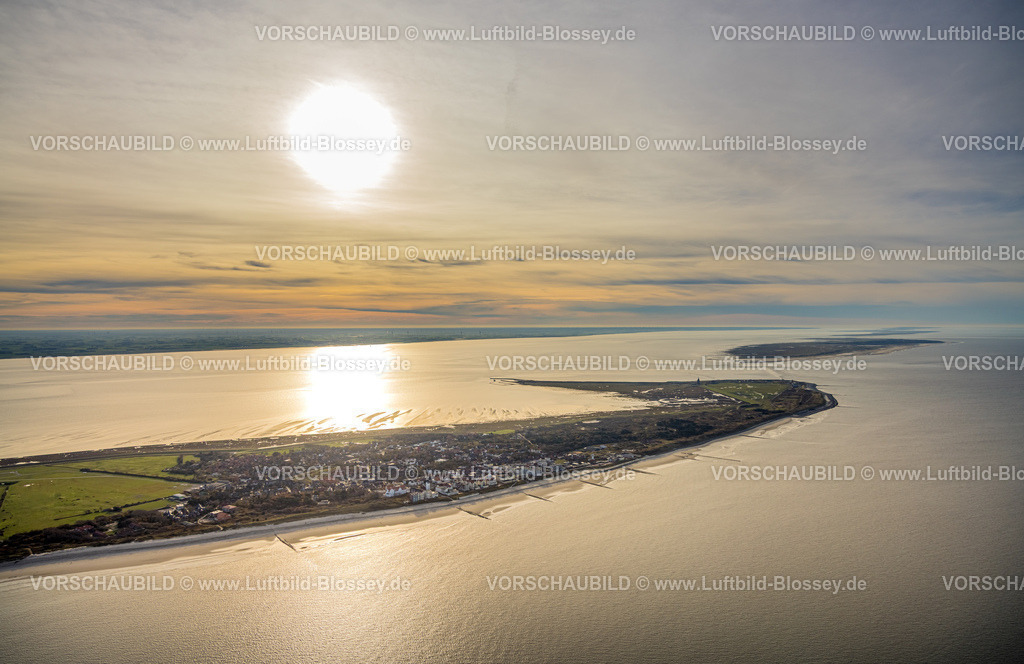 Friesland251106372Wangerooge | Luftbild, Wangerooge Zentrum und Westseite im Gegenlicht, Fernsicht mit Sonne am Horizont, Wangerooge, Norddeutschland, Ostfriesland, Niedersachsen, Deutschland