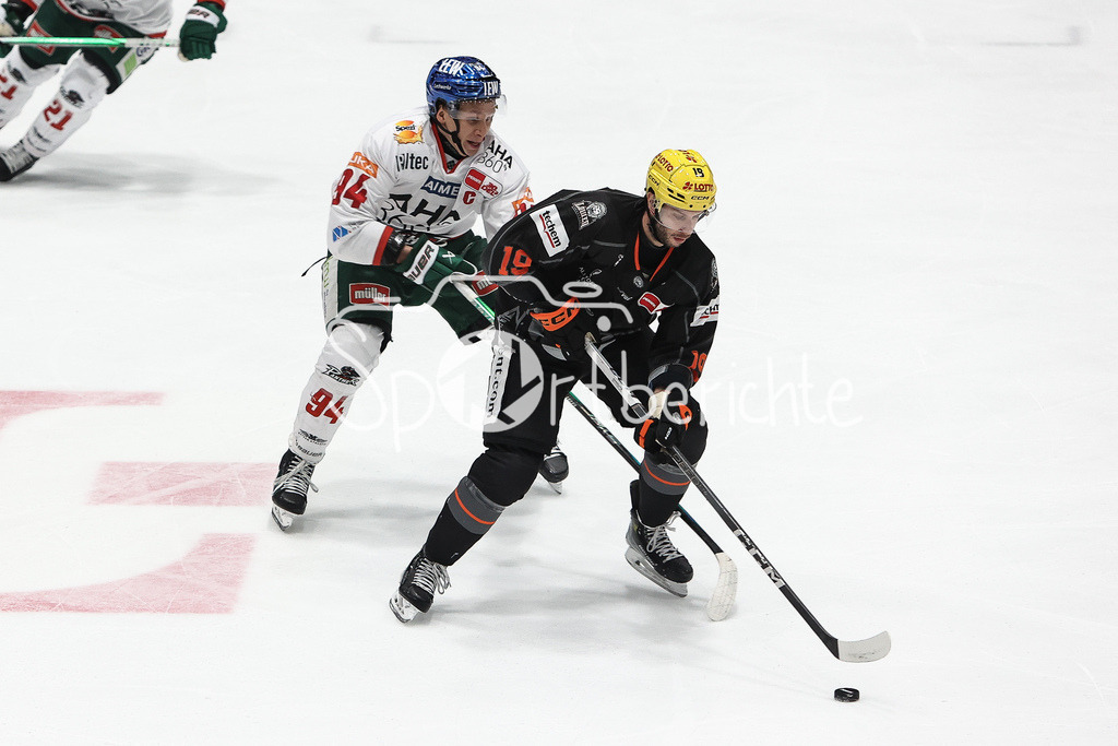 Löwen Frankfurt - Augsburger Panther | Anrei HAKULINEN (AEV #94) im Duell mit Joseph CRAMAROSSA (FRA #19) / Zweikampf