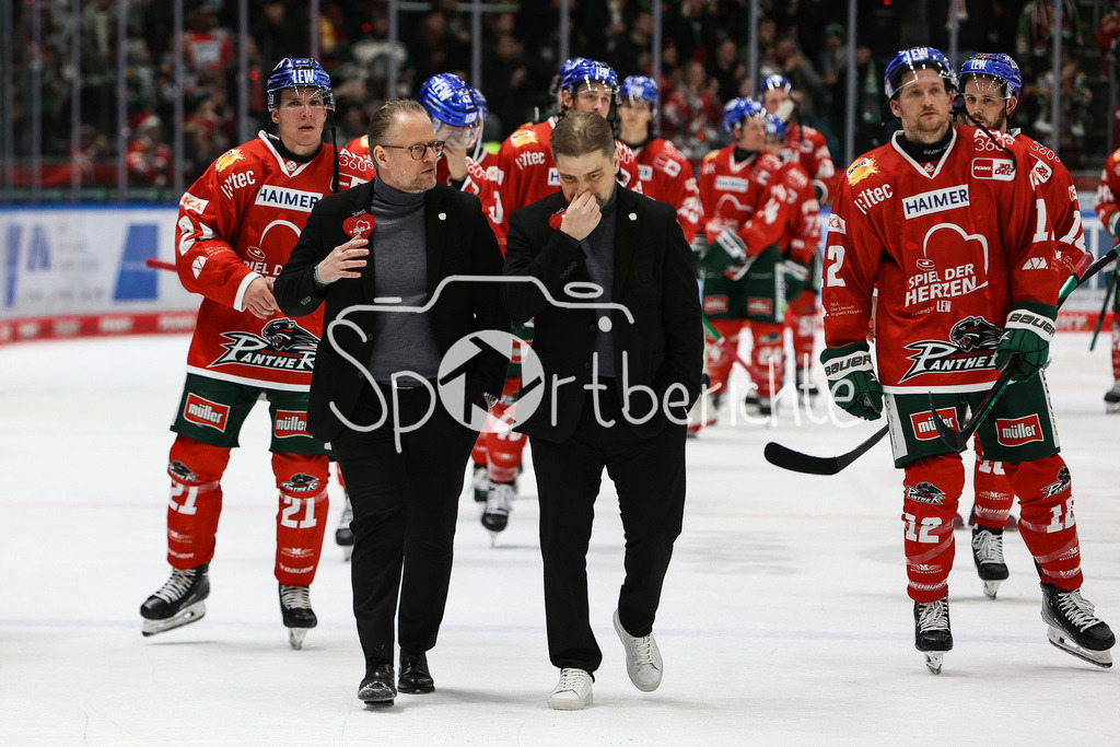 Augsburger Panther - Fischtown Pinguins | Panther Trainer Christof KREUTZER im Gespraech mit seinem CO-Trainer Juha NOKELAINEN