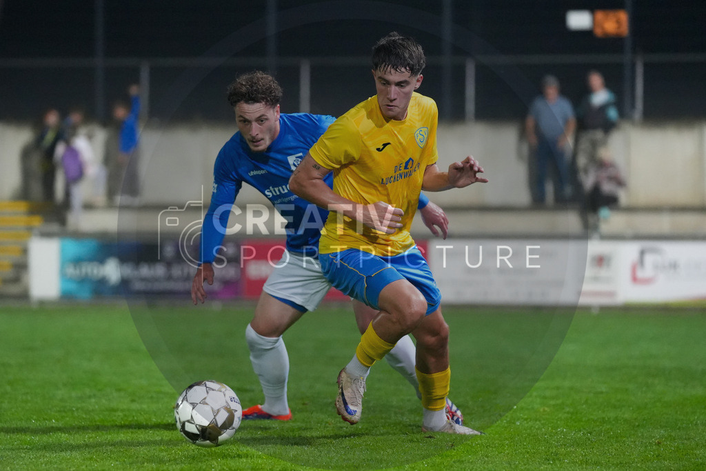 Fußball, Herren, Saison 2025/2026, Regionalliga Nordost, 6. Spieltag, FSV 63 Luckenwalde vs. VSG Altglienicke, Freitag 28.08.2025, Werner-Seelenbinder-Stadion Luckenwalde | Fußball, Herren, Saison 2025/2026, Regionalliga Nordost, 6. Spieltag, FSV 63 Luckenwalde vs. VSG Altglienicke, Freitag 28.08.2025, Werner-Seelenbinder-Stadion Luckenwalde, Im Bild: Nico Lübke (l. Altglienicke) und Mike Bachmann (r. Luckenwalde) - Realisiert mit Pictrs.com