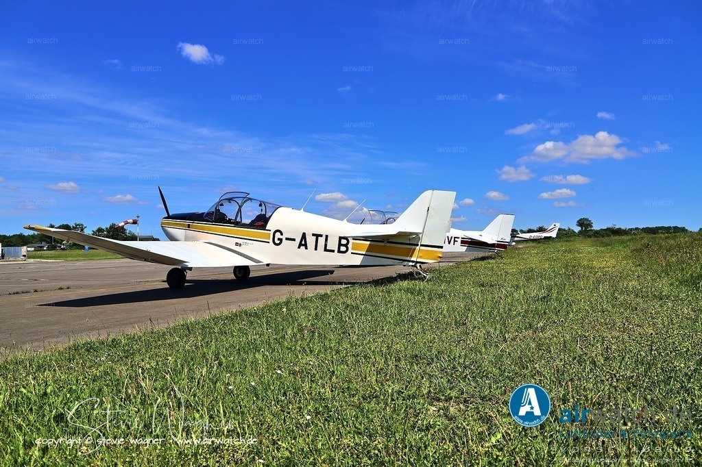 Jodel DR1050M - Flugplatz Husum - Technische Daten | Technische Daten (DR1050) Besatzung: 1 Pilot - Passagiere: 2 - Spannweite: 8,72 m - Flügelfläche: 13,60 m² - Leermasse: 440 kg - Max. Startmasse: 780 kg - Triebwerk: 1 × Continental O-200, - 100 PS - Höchstgeschwindigkeit: 220 km/h - Reisegeschwindigkeit: 210 km/h - Stallgeschwindigkeit: 88 km/h - Steiggeschwindigkeit: 2,8 m/s