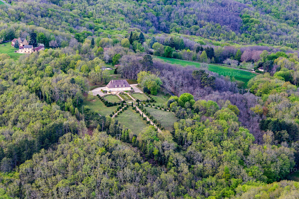 Luftbild: Schloss im Perigord Noir in Vitrac im Bundesland Dordogne in Frankreich. Foto: IMG_113415.jpg vom 16.04.2019 durch Werner Riehm/FLY-FOTO.de