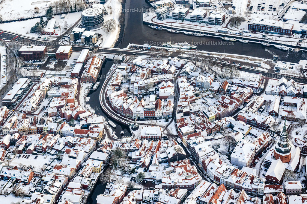 Stade_Altstadt_Spiegelberg_Winter_Schnee_ELS_2750050126 | STADE 05.01.2026 Winterlich schneebedeckte Stadtzentrum im Innenstadtbereich " Spiegelberg " am Ufer des Flußverlaufes Schwinge - Burggraben an der Spiegelberg, Baumhausstraße, Burgstraße in Stade im Bundesland Niedersachsen, Deutschland. // Wintry snowy city center in the downtown area " Spiegelberg " on the banks of the river Schwinge - Burggraben on street Spiegelberg, Baumhausstrasse, Burgstrasse in Stade in the state Lower Saxony, Germany. Foto: Martin Elsen