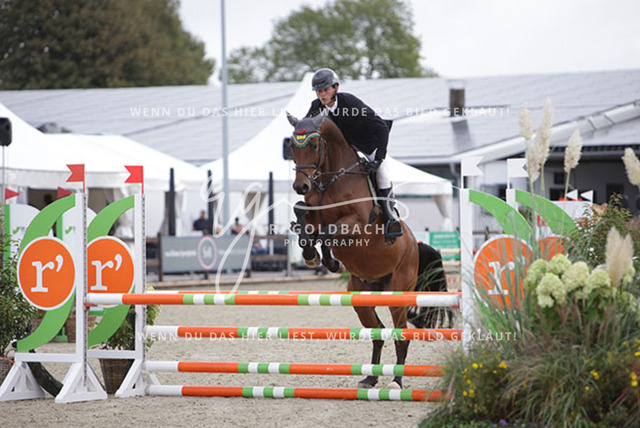 1J2A9614Philipp Battermann-Voss_ Cartouche 98_ Kn126_ Havekost | Foto- und Videografie für alles rund ums Pferd. Hochwertige Bilder und Videos vom Spring- und Dressurreiten, Voltigieren & mehr. Jetzt aktuelle Veranstaltungen und Preise im Shop ansehen. - Realisiert mit Pictrs.com