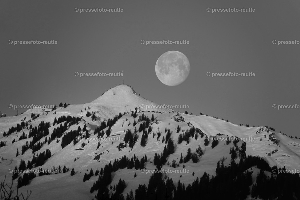 Mond+Hahnekamm-Wintermorgen_21022019-DSC04053-SW | Info aus dem Bezirk Reutte/Ausserfern Tirol sowie eine umfangreiche Bilddatenbank über die gesamte Region: Lechtal, Talkessel Reutte, Tannheimertal, Zwischentoren. Lech, Plansee, Zugspitze, Grenztunnel, B179, Fernpassstraße, Verkehr, Lawinen, Tradition, - Realisiert mit Pictrs.com