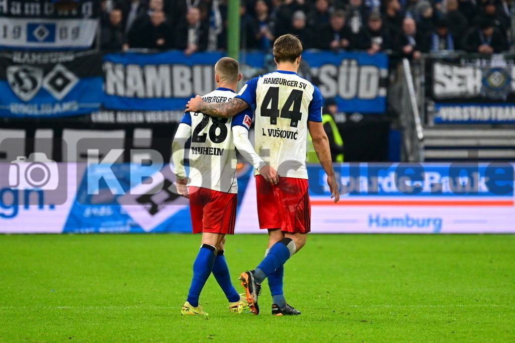 KBS Picture_HSV-Wolfsburg_034 | v.l. Muheim Miro (HSV) und Vuskovic Luka (HSV) gehen Niedergeschlagen vom Platz ,Sportplatz :  Volksparkstadion, - Realisiert mit Pictrs.com