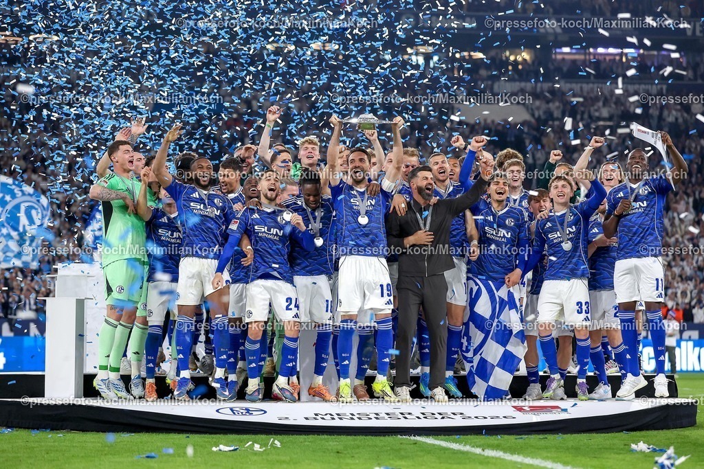 S0417052602006 | 17.05.2026, Fußball, FC Schalke 04 - Eintracht Braunschweig, 34. Spieltag, 2. Fußball Bundesliga, Veltins-Arena Gelsenkirchen, Saison 2025 2026: Schalke 04 ist Meister der 2. Bundesliga. Die Mannschaft gewinnt die Meisterschaft und steht jubelnd auf dem Spielfeld. Freude und Emotionen nach dem Sieg. Kenan Karaman&nbsp;&nbsp;(Schalke04 #19) (Mitte) mit der Meisterschale bei der Siegerehrung neben Cheftrainer Miron Muslic (Schalke04)  DFB regulations prohibit any use of photographs as image sequences and or quasi-video.